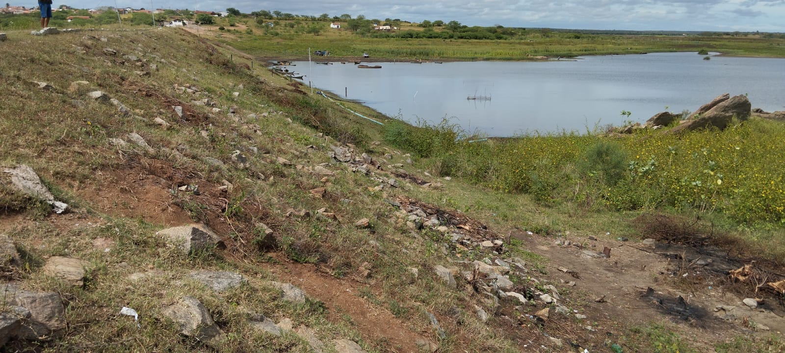 PARCERIA ENTRE PESCADORES LOCAIS E PREFEITURA GARANTE LIMBEZA PARCIAL DO ACUDE DE TAPEROÁ.