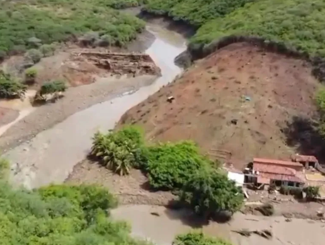 Rompimento de barragem deixa cidade da Paraíba inundada