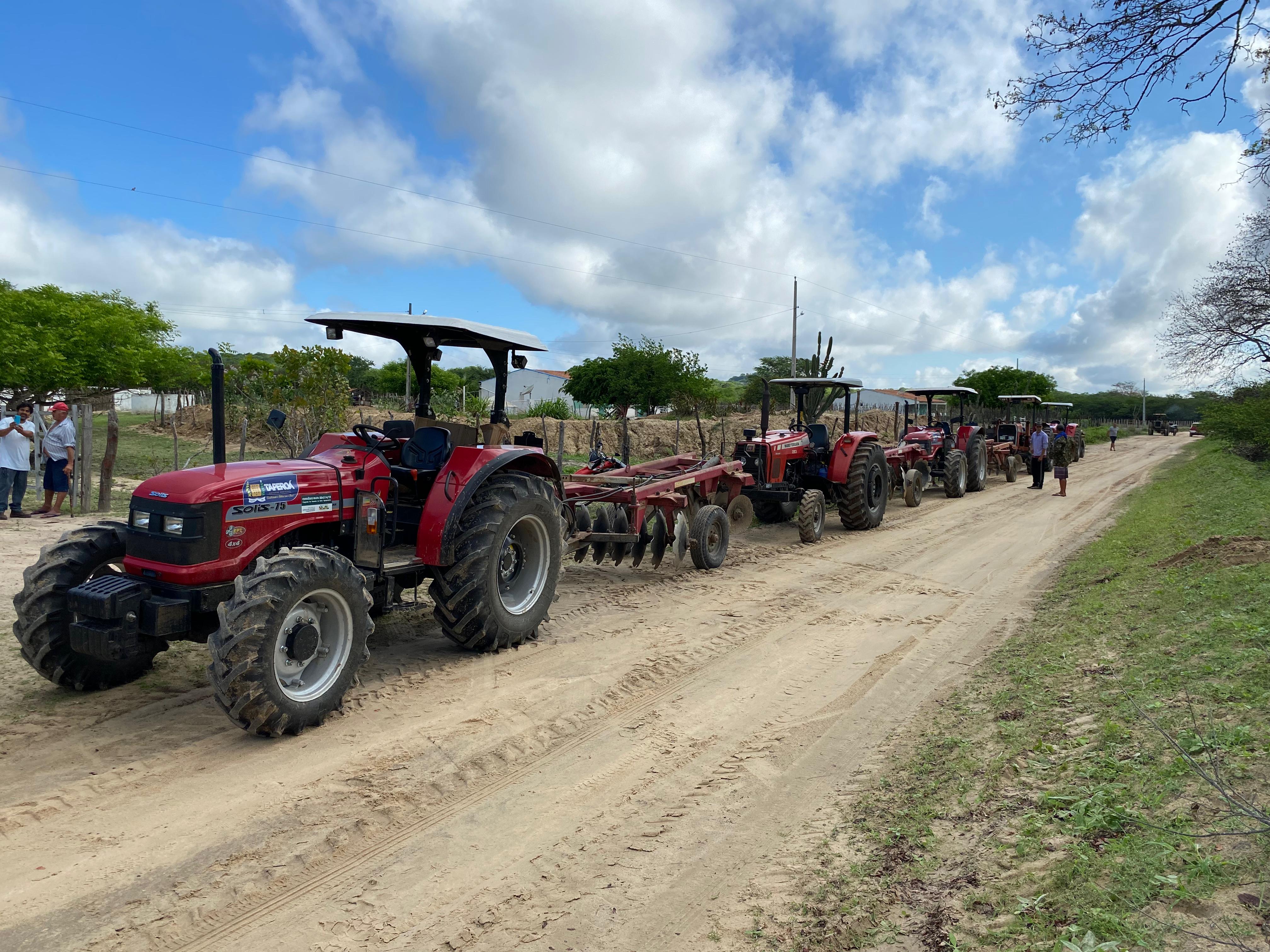 ​A PREFEITURA MUNICIPAL DE TAPEROÁ ATRAVÉS DA SECRETARIA DE AGRIPECUARIA INICIA CORTE DE TERRAS .