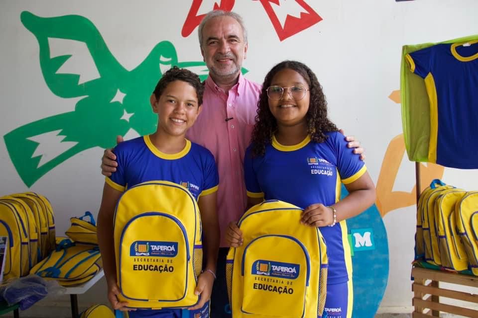 ​PREFEITURA DE TAPEROÁ ENTREGA KIT ESCOLA E FARDAMENTO A ALUNOS DA REDE MUNICIPAL DE ENSINO.